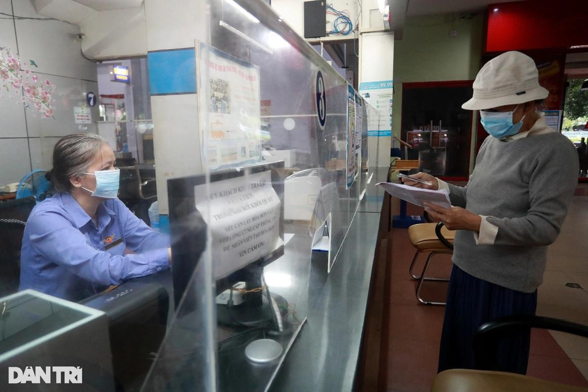 Bà Hoàng Thị Hương (quê Thừa Thiên - Huế) không đủ điều kiện lên tàu vì chưa có giấy xét nghiệm âm tính. "Tôi nhờ người quen mua vé giúp, chứ tôi cũng không biết là cần phải có giấy xét nghiệm mới được đi, tới ga rồi nhân viên kiểm tra mới nói là không lên tàu được. Vé cũng không thể trả lại được nữa. Giờ phải về đi xét nghiệm lại rồi mua vé khác mới được đi tàu", bà Hương nói.