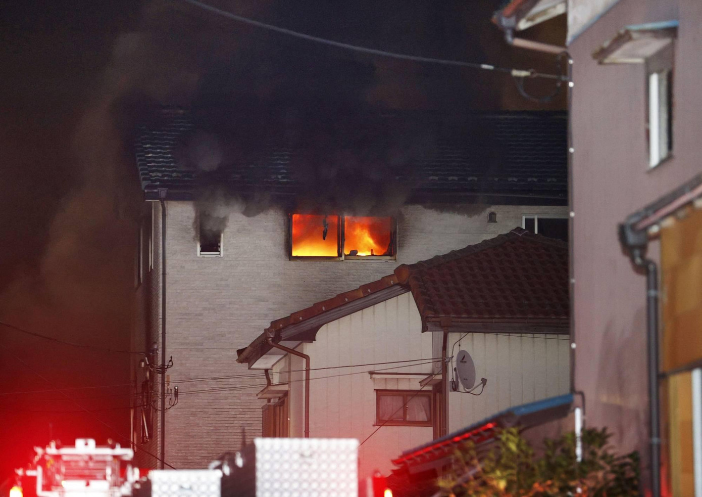 Một ngôi nhà bốc cháy lúc sáng sớm 8/10. Ảnh: Kyodo News Một ngôi nhà bốc cháy lúc sáng sớm 8/10. Ảnh: Kyodo News