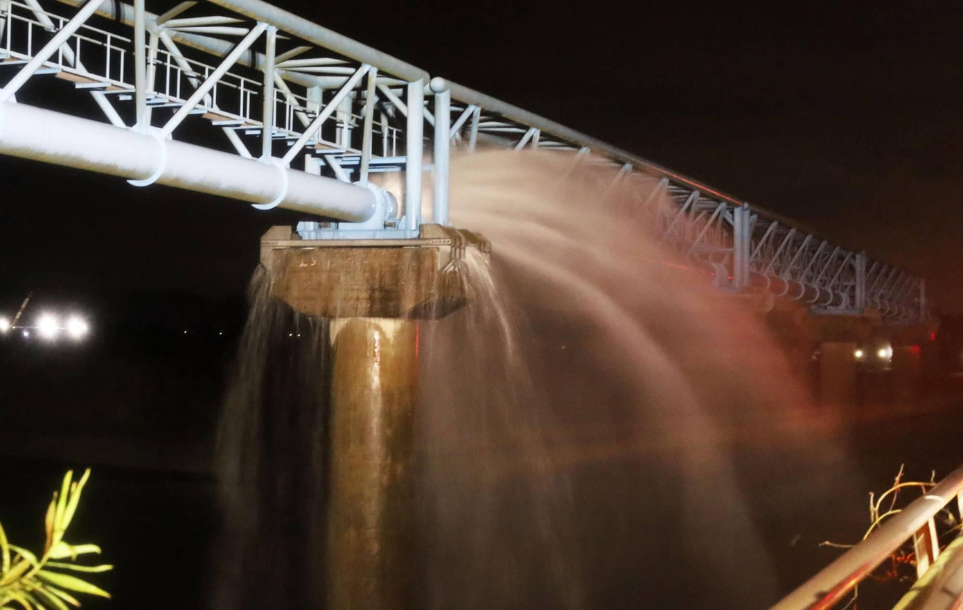 Đường ống nước bị vỡ ở Chiba. Ảnh: Kyodo News Đường ống nước bị vỡ ở Chiba. Ảnh: Kyodo News