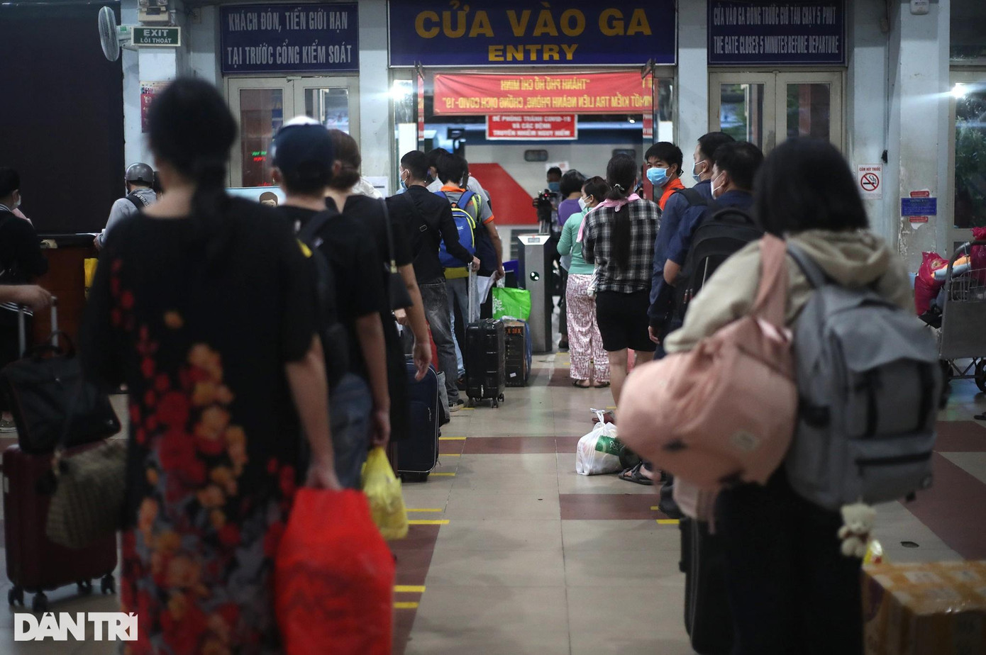 Từ 5h sáng, nhiều người dân tại TPHCM đã ra ga Sài Gòn để xếp hàng chờ lên tàu. Đây là chuyến tàu đầu tiên và cũng là chuyến duy nhất trong ngày 13/10.