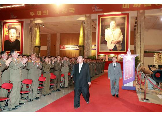 Phát biểu tại sự kiện, nhà lãnh đạo Triều Tiên Kim Jong-un khẳng định Triều Tiên không muốn chiến tranh với bất kỳ quốc gia nào. “Kẻ thù của chúng tôi là chiến tranh, chứ không phải một lực lượng hay quốc gia nào đó như Hàn Quốc hay Mỹ”, ông Kim nói. “Nhưng việc theo đuổi những nỗ lực hòa bình không có nghĩa là chúng tôi phải từ bỏ quyền tự vệ.” Ảnh: Rodong Sinmun