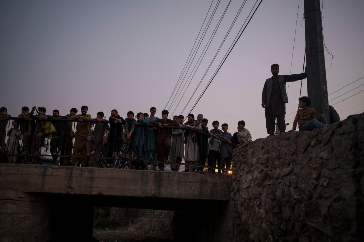 Cư dân đứng xem Taliban bắt giữ những người sử dụng ma túy trong một chiến dịch ở thủ đô Kabul. Ảnh: AP