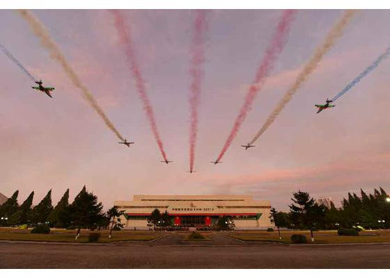 Trong lễ khai mạc, dàn máy bay chiến đấu của quân đội Triều Tiên đã có màn trình diễn ấn tượng trước sự chứng kiến của các quan chức cấp cao. Ảnh: Rodong Sinmun