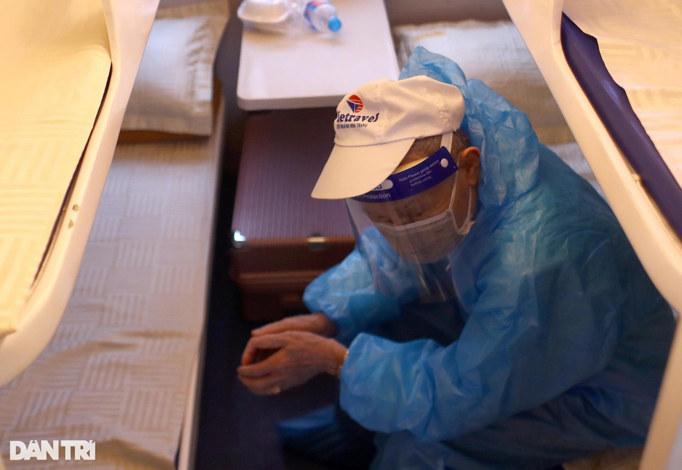 Ông Thanh Vân (quê Khánh Hòa), vào chữa bệnh ở TPHCM gần 5 tháng trước sau đó bị kẹt lại vì dịch COVID-19. "Mặc bảo hộ cũng cảm thấy khó chịu lắm, nóng mà vướng víu nữa, nhưng để đảm bảo an toàn cho bản thân và mọi người xung quanh, vẫn phải cố gắng mặc trong suốt hành trình về nhà", ông Vân nói.