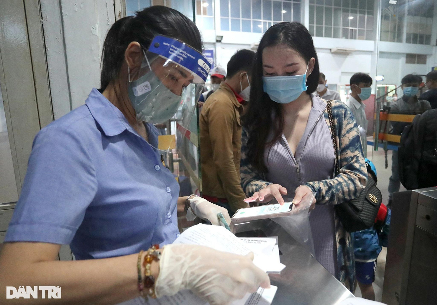 Điều kiện để người dân có thể lên tàu là bắt buộc phải được tiêm vắc xin, mũi 2 phải được tiêm ít nhất trước 14 ngày. Hành khách phải có giấy xét nghiệm âm tính với SAR-CoV-2 còn hiệu lực trong vòng 72 giờ.