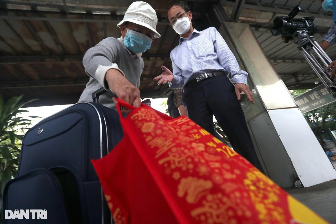 Bà Hoàng Thị Hương (quê Thừa Thiên - Huế) không đủ điều kiện lên tàu vì chưa có giấy xét nghiệm âm tính. "Tôi nhờ người quen mua vé giúp, chứ tôi cũng không biết là cần phải có giấy xét nghiệm mới được đi, tới ga rồi nhân viên kiểm tra mới nói là không lên tàu được. Vé cũng không thể trả lại được nữa. Giờ phải về đi xét nghiệm lại rồi mua vé khác mới được đi tàu", bà Hương nói.