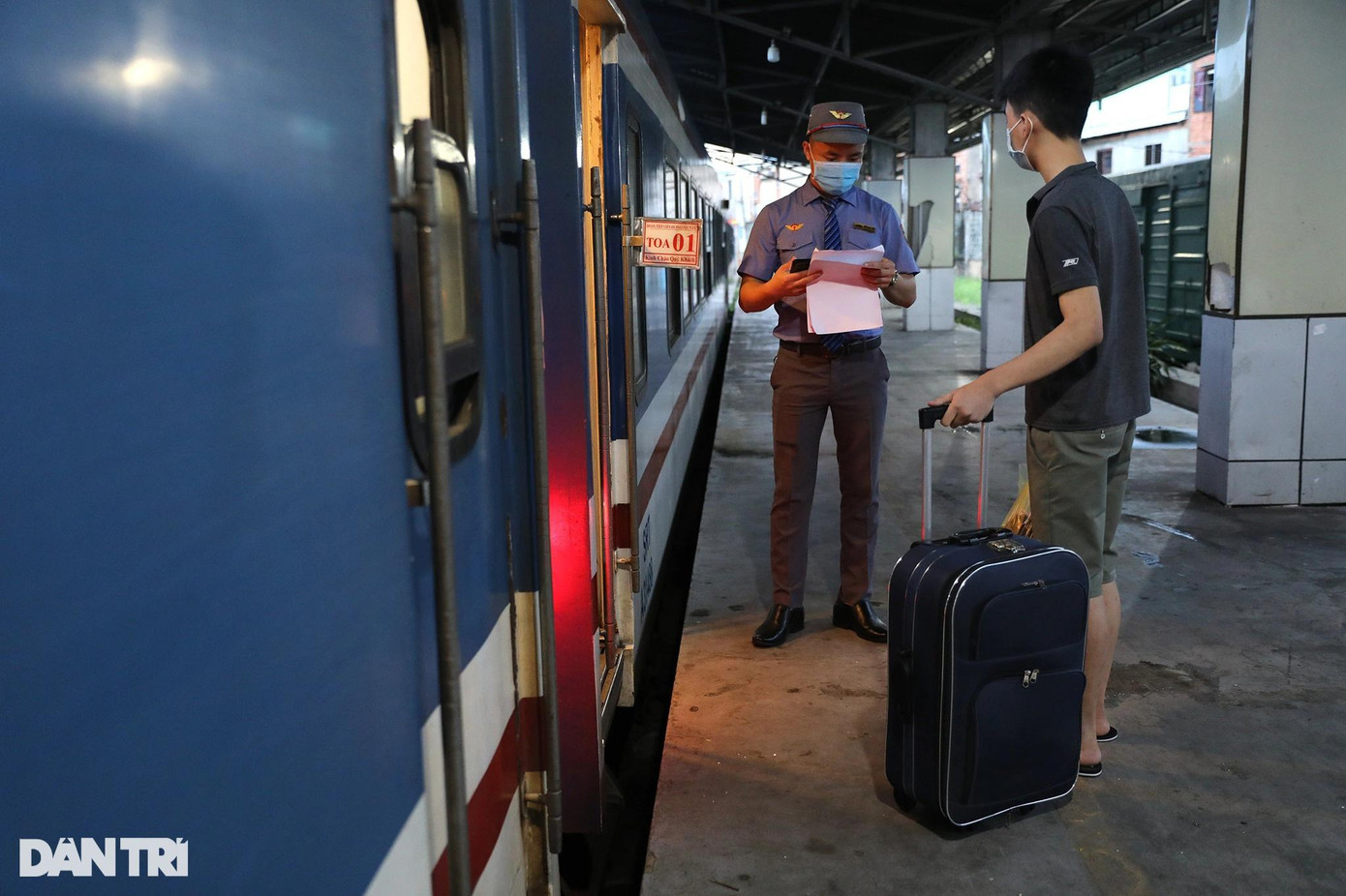 Theo ông Đỗ Quang Văn, tàu SE8 có 7 toa giường nằm, 2 toa ghế ngồi, ngành đường sắt thực hiện việc bán vé giãn cách trên tàu, ga Sài Gòn chỉ được phép bán tối đa 300 vé, hiện tại ga có 142 hành khách mua vé lên tàu. Trên cả chuyến tàu và tất cả các ga đi qua, tàu có thể nhận 425 khách.