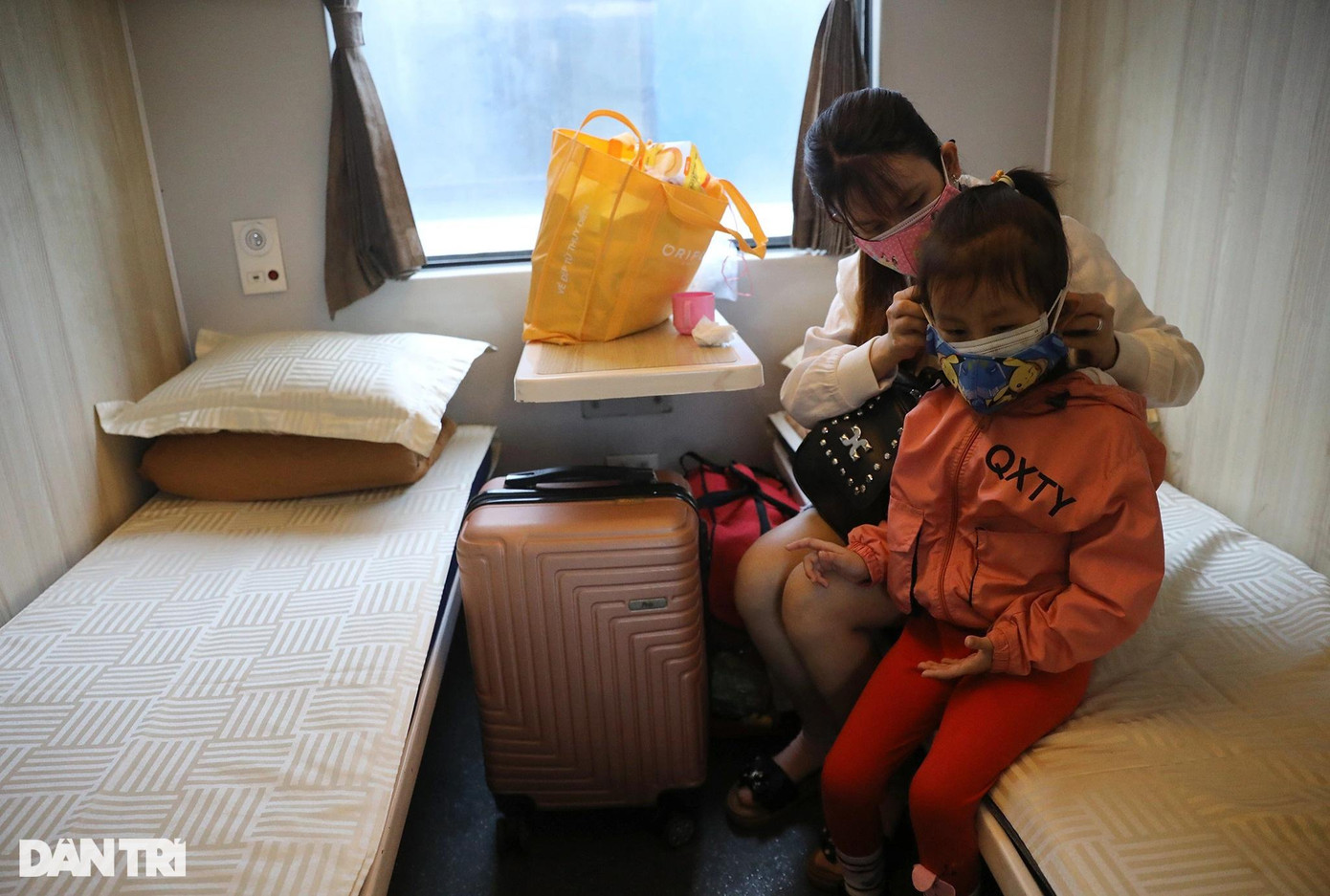 Hai mẹ con chị Trần Thị Hồng Nhung (29 tuổi, quê Quảng Bình) cho biết, đã làm giáo viên ở TPHCM được 6 năm, nhưng thất nghiệp 5 tháng nay. "Không thể đi làm nhiều tháng khiến cuộc sống gặp nhiều khó khăn, đành phải về quê ở một thời gian. Khi nào trường học mở lại, dịch không còn nguy hiểm nữa thì lại trở lại TPHCM làm việc tiếp", chị Nhung cho hay.