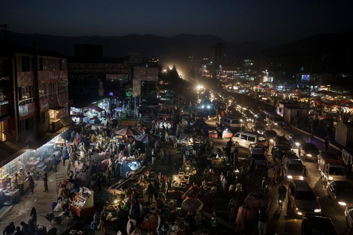 Người Afghanistan mua sắm tại một khu chợ địa phương ở Kabul. Ảnh: AP