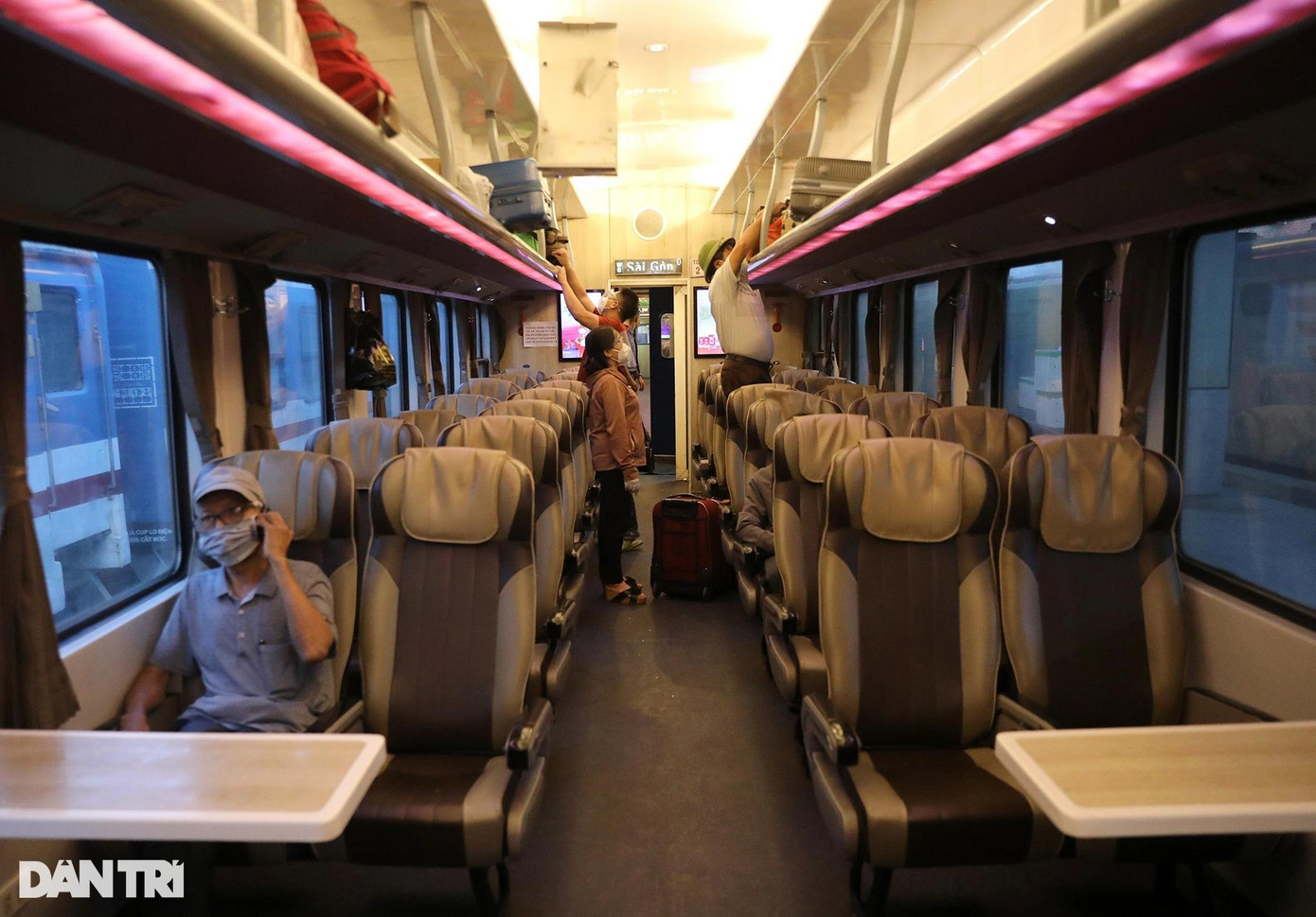 5h30 sáng, những hành khách đầu tiên lên tàu SE8, để đảm bảo nguyên tắc 5K, hành khách được sắp xếp chỗ ngồi giãn cách. Lượng hành khách cũng không nhiều trong chuyến tàu đầu tiên.