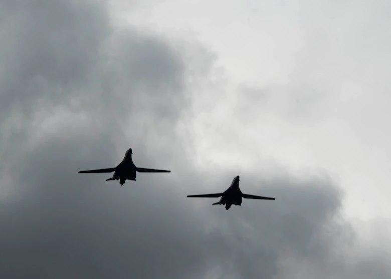 Hai máy bay hạ cánh xuống căn cứ không quân Đức để tiếp nhiên liệu. Hai máy bay hạ cánh xuống căn cứ không quân Đức để tiếp nhiên liệu.