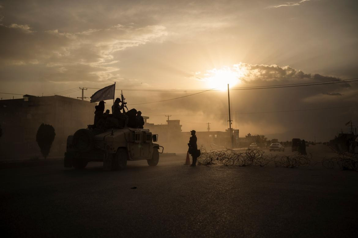 Các chiến binh Taliban cưỡi xe Humvee đi xử lý một vụ ẩu đả trên đường phố Kabul. Ảnh: AP