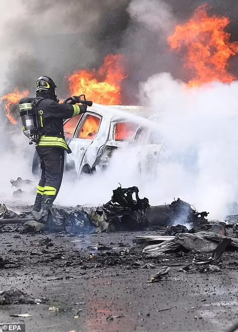 Lực lượng cứu hỏa tại hiện trường. Ảnh: EPA