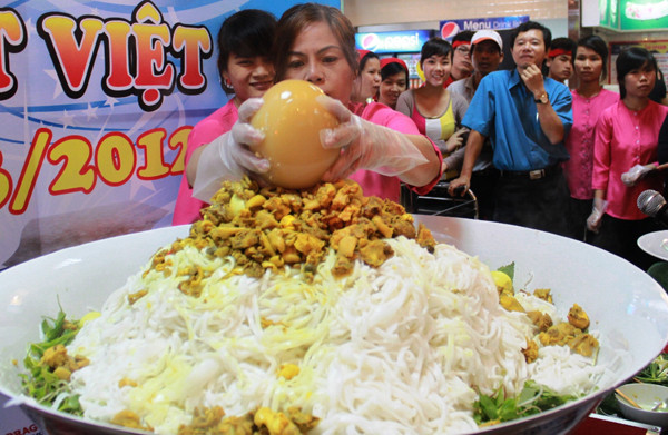 Bình thường tô mì quảng chỉ cần gà và trứng gà. Tuy nhiên, tô Mỳ Quảng kỷ lục này còn có thêm kỷ lục khác là quả trứng kỷ lục từ trứng đà điểu