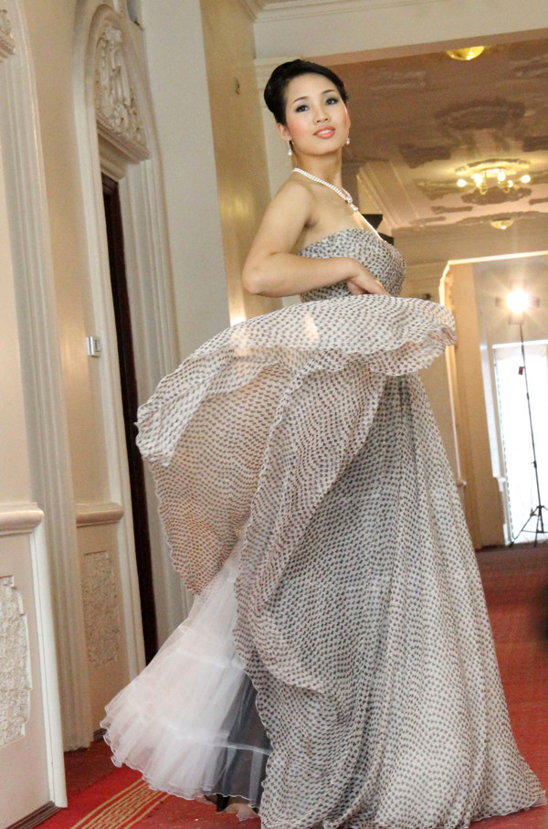 Vũ Thị Thùy (SBD 093) làm duyên với chiếc váy đầm tha thướt