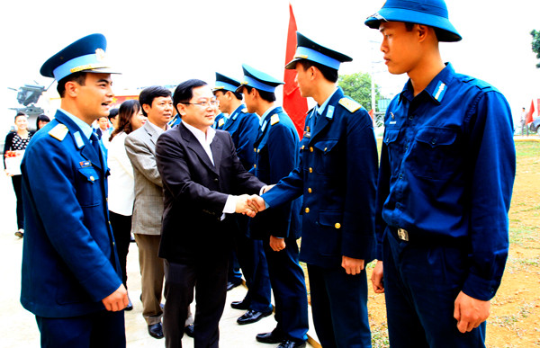 Tổng biên tập Báo Tiền Phong thăm hỏi, động viên các chiến sỹ tiểu đoàn 152