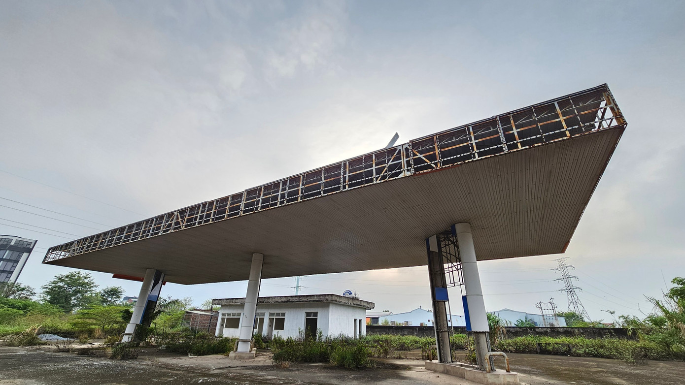 Trước đó, UBND TP Hà Nội cho biết tại công trình cửa hàng xăng dầu tại lô đất số A2.10-P01, UBND huyện Thanh Oai ban hành quyết định số 310 ngày 28/2/2019 về xử phạt vi phạm hành chính đối với Công ty Cổ phần thương mại và dịch vụ xăng dầu Thanh Hà do xây dựng không có giấy phép xây dựng với mức phạt là 40 triệu đồng và yêu cầu công ty xin cấp giấy phép xây dựng.