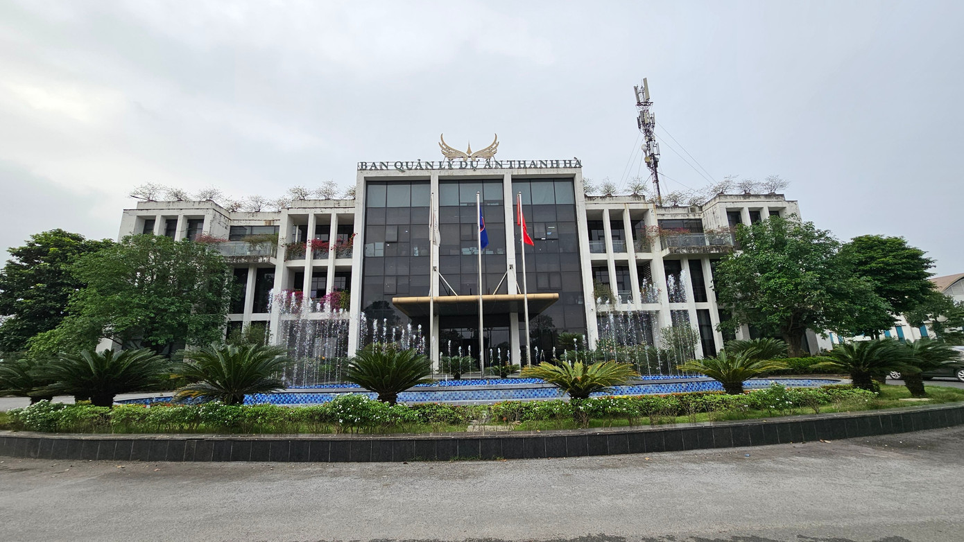 Có thể kể đến, công trình hỗn hợp tại các lô đất B1.1-CHC01 – B1.1-CHC03, B1.3-HH03, B1.4-HH01, B1.4-HH02, B2.1-HH01, B2.1-HH02; các công trình do nhà đầu tư thứ phát, người dân xây dựng; các nhà xưởng - nhà kho tạm, tự chuyển đổi sang công trình thương mại, dịch vụ; Trụ sở công ty xây dựng tạm trên đất cây xanh,...)