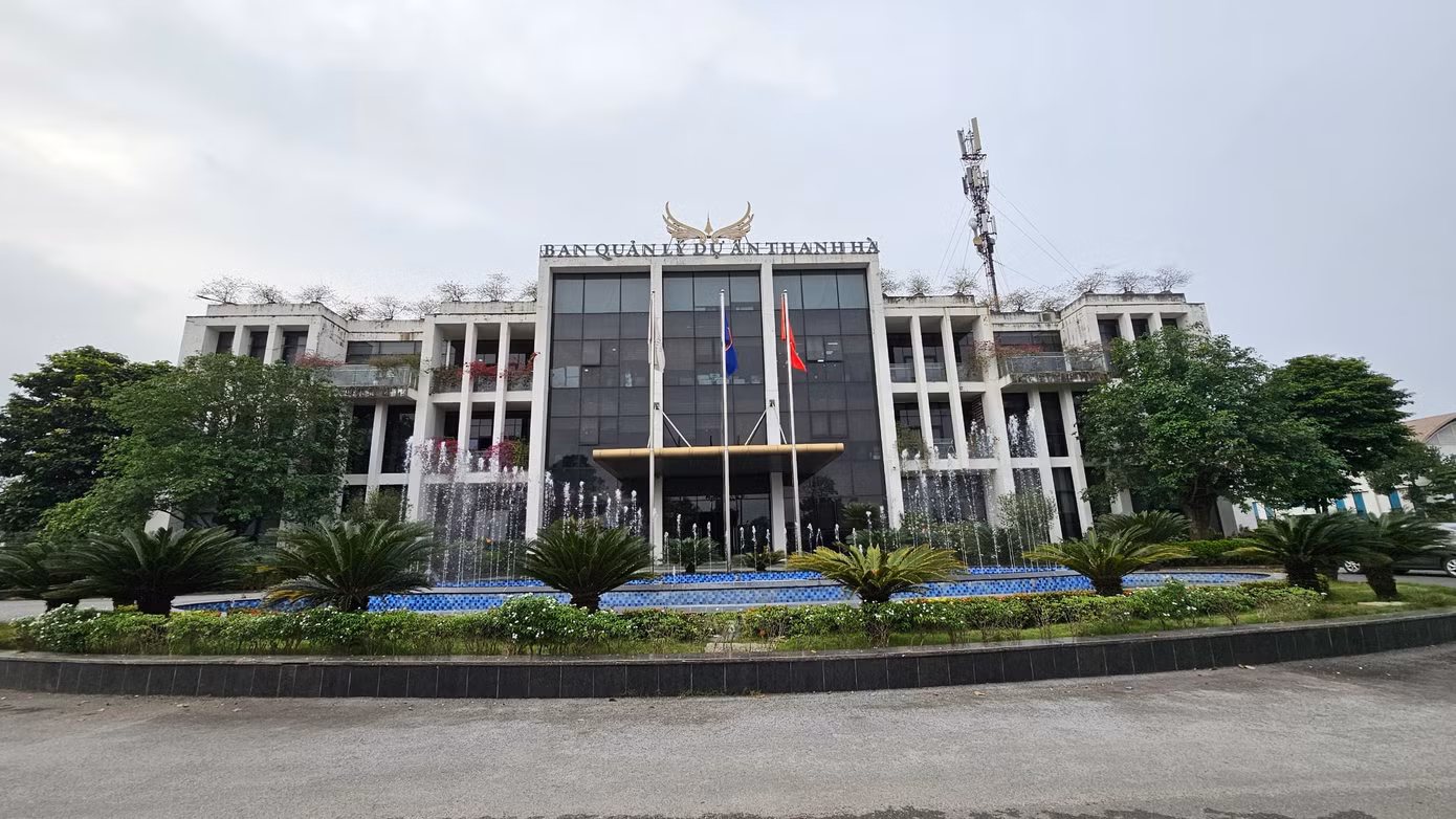 Có thể kể đến, công trình hỗn hợp tại các lô đất B1.1-CHC01 – B1.1-CHC03, B1.3-HH03, B1.4-HH01, B1.4-HH02, B2.1-HH01, B2.1-HH02; các công trình do nhà đầu tư thứ phát, người dân xây dựng; các nhà xưởng - nhà kho tạm, tự chuyển đổi sang công trình thương mại, dịch vụ; Trụ sở công ty xây dựng tạm trên đất cây xanh,...)