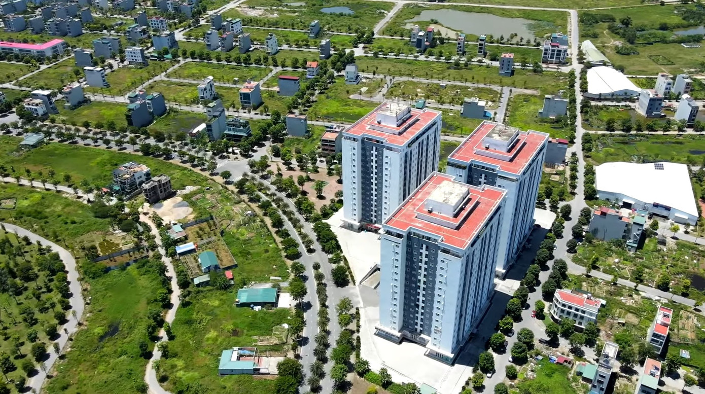 Tuy nhiên, việc xử lý vi phạm trật tự xây dựng tại khu đô thị Thanh Hà A, B - Cienco 5 chậm, do đó, Phó Chủ tịch UBND TP Hà Nội Dương Đức Tuấn mới đây giao Sở Xây dựng chủ trì phối hợp với UBND quận Hà Đông, UBND huyện Thanh Oai, các Sở: Quy hoạch - Kiến trúc, Kế hoạch và Đầu tư, Tài chính, Tài nguyên và Môi trường và các đơn vị liên quan thống kê, rà soát, phân loại cụ thể các hình thức vi phạm trật tự xây dựng của các công trình.