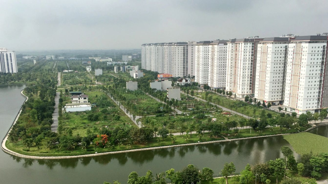 Cùng với đó, lập phương án xử lý vi phạm trật tự xây dựng, khắc phục hậu quả (xác định rõ các hạng mục phải tháo dỡ, thu hồi, tồn tại.... yêu cầu nhà đầu tư có cam kết thực hiện). Cùng thống nhất phương án xử lý (hình thức biên bản làm việc có lãnh đạo cơ quan, đơn vị ký, đóng dấu), để Sở Xây dựng chủ trì, thay mặt liên ngành báo cáo, trình UBND TP xem xét, chỉ đạo; thời gian hoàn thành trước ngày 30/11/2023.