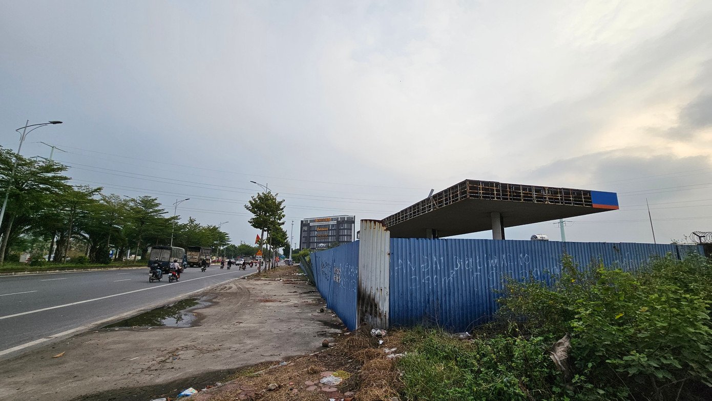 Tiếp đến là cây xăng &quot;mọc&quot; không phép tại lô đất số A2.10-P01 khu đô thị Thanh Hà A, B - Cienco 5 vẫn nằm &quot;chình ình&quot; nhiều năm qua.