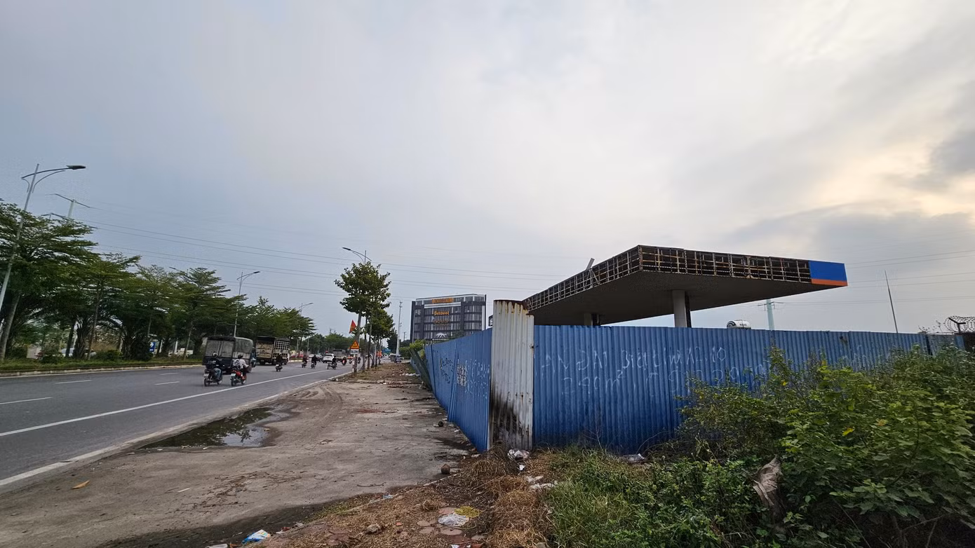 Tiếp đến là cây xăng "mọc" không phép tại lô đất số A2.10-P01 khu đô thị Thanh Hà A, B - Cienco 5 vẫn nằm "chình ình" nhiều năm qua.