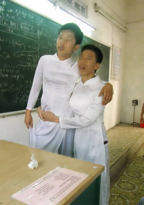 Hình ảnh hai nam sinh mặc áo dài, độn ngực đang được dân mạng lan truyền với tốc độ chóng mặt.