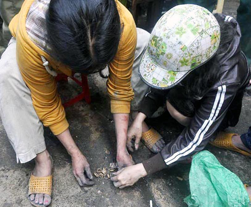 Tiểu thương Nguyễn Thị Lục đang đếm số vàng đã tìm được