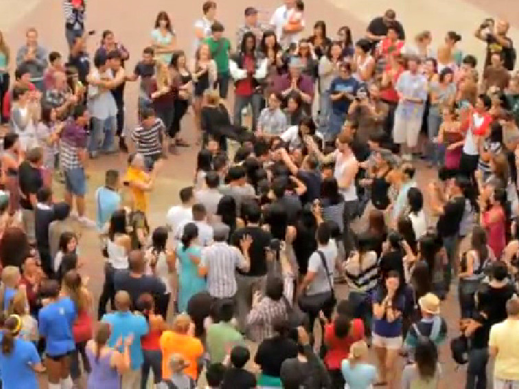 Đám đông cùng chúc mừng hạnh phúc cho đôi bạn trẻ