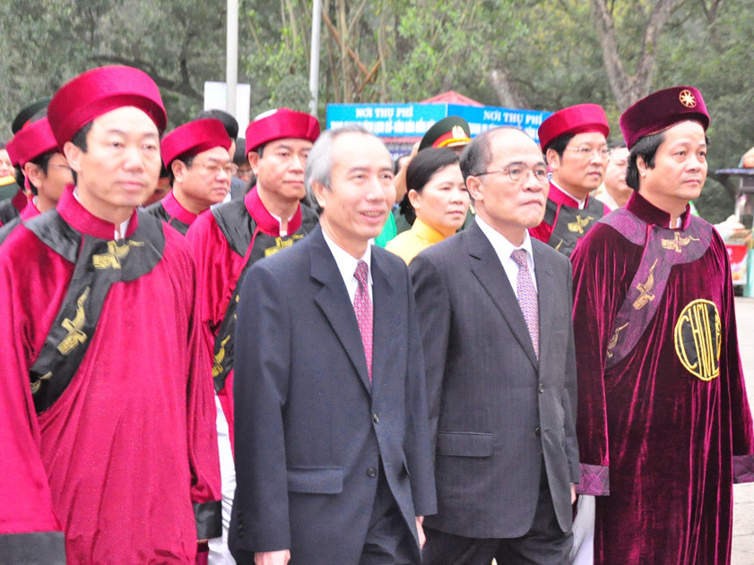 Chủ tịch Quốc hội Nguyễn Sinh Hùng dự lễ dâng hương