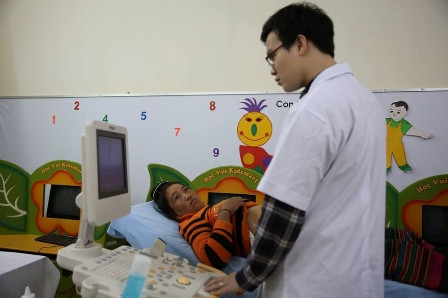 Người phụ nữ này lần đầu được các bác sĩ bệnh viện lớn về khám thai. Ảnh: Việt Phú