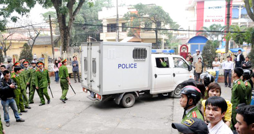 Từ sáng sớm rất đông các chiến sỹ công an, lực lượng bảo vệ có mặt để chuẩn bị an minh cho phiên tòa. Các phóng viên đã tới tòa từ rất sớm để chuẩn bị tác nghiệp, đưa tin. Luật sư Huỳnh - người bảo vệ lợi ích cho gia đình bị hại. Trong khi gia đình bị hại phẫn nộ, đau đớn... ... thì người nhà bị cáo Luyện lo lắng "ẩn" vào chỗ khuất. Ba bị cáo được áp tải tới tòa án và được hộ tống bởi khoảng gấn 300 chiến sĩ cảnh sát. Bị cáo Lê Văn Mến (bố của Lê Văn Luyện) bước vào tòa Khi thấy Lê Văn Luyện, người nhà cháu Bích đã xô tới kêu khóc, la ó đòi công bằng khiến lực lượng công an buộc phải áp tải cả ba bị cáo ra phòng Kiểm sát viên để bảo vệ. Lê Văn Luyện mặc quần bò áo sơ mi, khuôn mặt trắng trẻo gầy hơn lần xét xử sơ thẩm ngồi lặng thinh đợi phiên tòa bắt đầu. Lê Văn Luyện quay sang nhìn bố không nói được câu nào. Lê Văn Luyện lí nhí khai nhận toàn bộ quá trình gây án giết người, cướp vàng tại tiệm vàng Ngọc Bích Bị cáo Lê Văn Miên cho rằng vì quá thương con và hiểu biết pháp luật "nông cạn" nên mới bao che tội cho con mình. Tòan cảnh phiên tòa. Phiên tòa buổi sáng kết thúc, thấy gia đình bị hại quá bức xúc, rất nhiều cảnh sát vây quanh các bị cáo nhằm tránh xảy ra xô xát. Các bị cáo được áp tải lên xe trở về nơi giam giữ chuẩn bị cho phiên xử buổi chiều. Các bị cáo được tháo còng sau khi được dẫn giải tới phiên tòa Các bị cáo ngồi lặng lẽ trong vồng vây của lựng lượng bảo vệ trong khi gia đình người bị hại la ó. Lê Văn Luyện ngáp ngắn ngáp dài không cần lấy tay che... Và nắm chặt đôi tay đã cướp đi ba mạng người khi nghe gia đình bị hại và các luật sư tranh luận. Ông Trịnh Văn Tín - ông nội cháu Bích nêu những nghi vấn chưa sáng tỏ trong vụ án. Lê Văn Luyện lí nhí khi được nói lời cuối: "Bị cáo xin lỗi toàn xã hội và xin lỗi gia đình nạn nhân. Bị cáo mong được tòa giảm án cho mình và người thân” Các bị cáo cúi đầu nghe tòa tuyên án. Từ sáng sớm rất đông các chiến sỹ công an, lực lượng bảo vệ có mặt để chuẩn bị an minh cho phiên tòa. Các phóng viên đã tới tòa từ rất sớm để chuẩn bị tác nghiệp, đưa tin. Luật sư Huỳnh - người bảo vệ lợi ích cho gia đình bị hại. Trong khi gia đình bị hại phẫn nộ, đau đớn... ... thì người nhà bị cáo Luyện lo lắng "ẩn" vào chỗ khuất. Ba bị cáo được áp tải tới tòa án và được hộ tống bởi khoảng gấn 300 chiến sĩ cảnh sát. Bị cáo Lê Văn Mến (bố của Lê Văn Luyện) bước vào tòa Khi thấy Lê Văn Luyện, người nhà cháu Bích đã xô tới kêu khóc, la ó đòi công bằng khiến lực lượng công an buộc phải áp tải cả ba bị cáo ra phòng Kiểm sát viên để bảo vệ. Lê Văn Luyện mặc quần bò áo sơ mi, khuôn mặt trắng trẻo gầy hơn lần xét xử sơ thẩm ngồi lặng thinh đợi phiên tòa bắt đầu. Lê Văn Luyện quay sang nhìn bố không nói được câu nào. Lê Văn Luyện lí nhí khai nhận toàn bộ quá trình gây án giết người, cướp vàng tại tiệm vàng Ngọc Bích Bị cáo Lê Văn Miên cho rằng vì quá thương con và hiểu biết pháp luật "nông cạn" nên mới bao che tội cho con mình. Tòan cảnh phiên tòa. Phiên tòa buổi sáng kết thúc, thấy gia đình bị hại quá bức xúc, rất nhiều cảnh sát vây quanh các bị cáo nhằm tránh xảy ra xô xát. Các bị cáo được áp tải lên xe trở về nơi giam giữ chuẩn bị cho phiên xử buổi chiều. Các bị cáo được tháo còng sau khi được dẫn giải tới phiên tòa Các bị cáo ngồi lặng lẽ trong vồng vây của lựng lượng bảo vệ trong khi gia đình người bị hại la ó. Lê Văn Luyện ngáp ngắn ngáp dài không cần lấy tay che... Và nắm chặt đôi tay đã cướp đi ba mạng người khi nghe gia đình bị hại và các luật sư tranh luận. Ông Trịnh Văn Tín - ông nội cháu Bích nêu những nghi vấn chưa sáng tỏ trong vụ án. Lê Văn Luyện lí nhí khi được nói lời cuối: "Bị cáo xin lỗi toàn xã hội và xin lỗi gia đình nạn nhân. Bị cáo mong được tòa giảm án cho mình và người thân” Các bị cáo cúi đầu nghe tòa tuyên án.