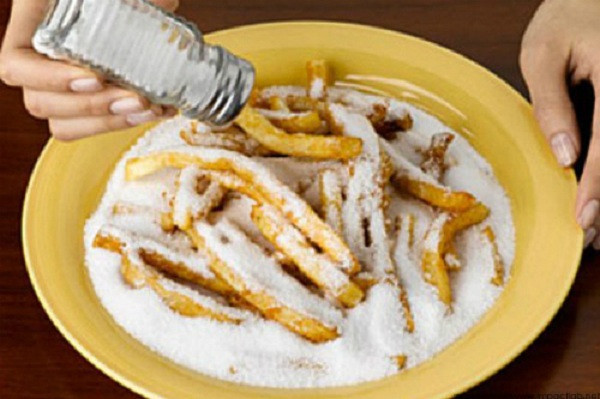  Ăn mặn là một trong những nguyên nhân khiến trẻ thấp, lùn. Ảnh minh họa 