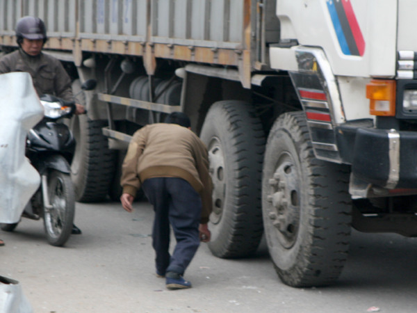 Lao sát vào lốp xe ô tô đang lưu thông
