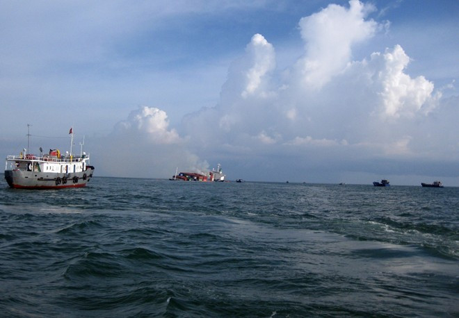 Những tàu cứu hộ được triển khai tiếp cận vụ hỏa hoạn