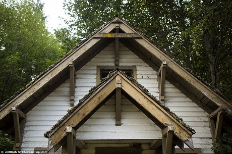 Một ngôi nhà dành cho các bảo vệ đường ray ở thị trấn Lester. Nơi đây từng là điểm dừng chân của những chuyến tàu cần tiếp nhiên liệu. Cảnh vật ở Lester cũng rất ấn tượng với sông Green và dãy núi Cascade. Một ngôi nhà dành cho các bảo vệ đường ray ở thị trấn Lester. Nơi đây từng là điểm dừng chân của những chuyến tàu cần tiếp nhiên liệu. Cảnh vật ở Lester cũng rất ấn tượng với sông Green và dãy núi Cascade