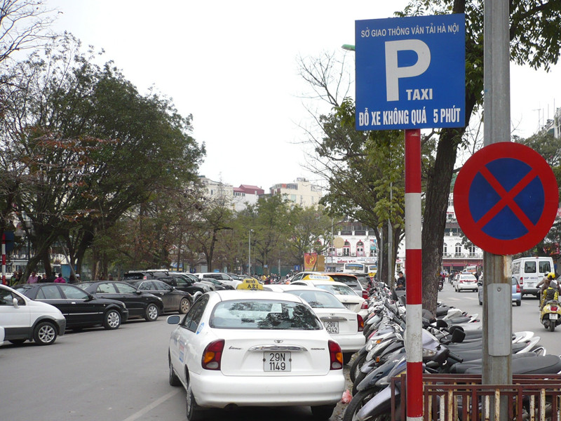 Điểm trông giữ xe trước tòa nhà hàm cá mập (phố Đinh Tiên Hoàng) hôm qua vẫn hoạt động nhộn nhịp. Ảnh: Trọng Đảng