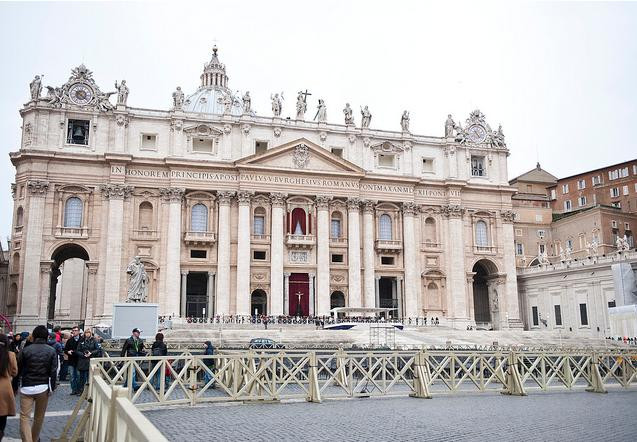 Quang cảnh bên ngoài nhà thờ chính trước quảng trường thánh Peter