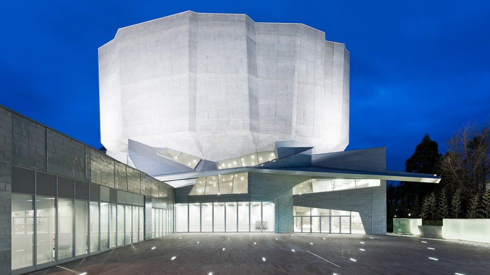  Trung tâm văn hóa Yurihojo vừa là một nhà hát, trung tâm thư viện xây dựng tại thành phố Kadare, Nhật Bản