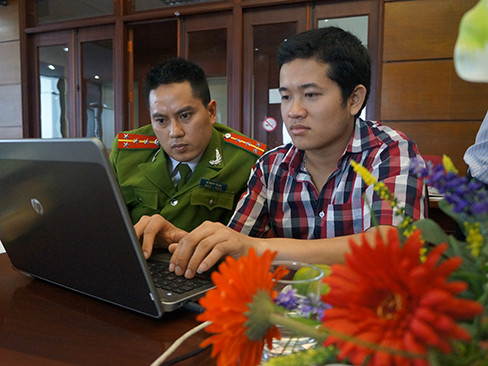 Đại úy Hà Mạnh Trung (bên trái). Đại úy