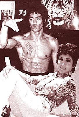 Người đẹp Đinh Phối và huyền thoại Lý Tiểu Long trước ngày diễn ra sự cố tang tóc khiến cô phải hứng chịu búa rìu dư luận. Người đẹp Đinh Phối và huyền thoại Lý Tiểu Long trước ngày diễn ra sự cố tang tóc khiến cô phải hứng chịu búa rìu dư luận