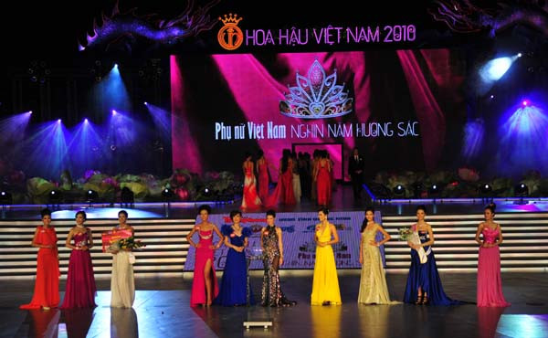 Năm thí sinh vào vòng ứng xử: Nguyễn Thị Loan, Đặng Thùy Trang, Nguyễn Bảo Ngọc, Đặng Thị Ngọc Hân, Vũ Thị Hoàng My.