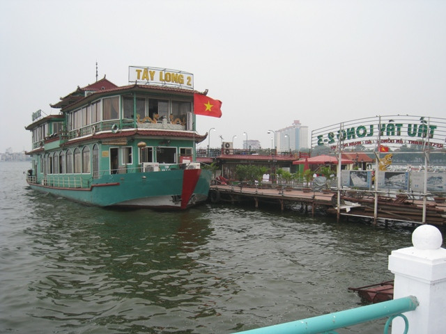 Du thuyền trên hồ Tây. Ảnh: Sở Giao thông vận tải Hà Nội