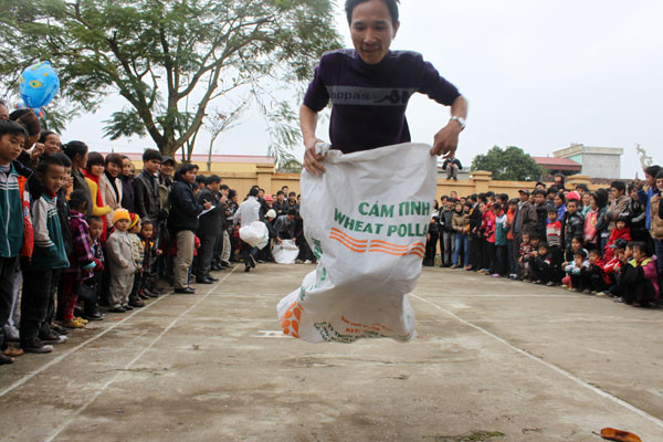 Thi nhảy bao bố trong tải tạo ra những tiếng cười 