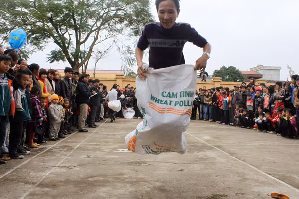 Thi nhảy bao bố trong tải tạo ra những tiếng cười 