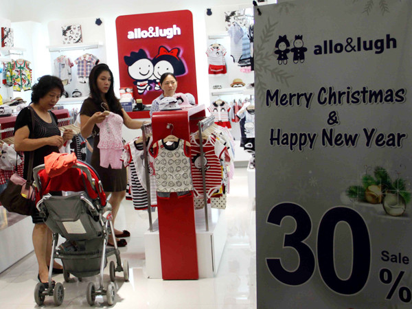 Nhiều cửa hàng tại TPHCM giảm giá mạnh trong dịp Noel. Ảnh: Trọng Thịnh