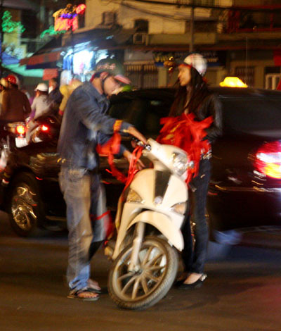 Đôi "thương gia' này chuẩn bị tìm một địa điểm khác đắt hàng hơn.