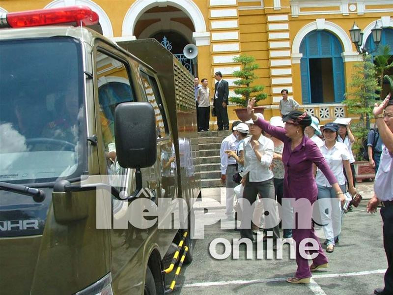 Những người thân tiễn các bị cáo về trại giam. Ảnh: Trân Nguyên. Những người thân tiễn các bị cáo về trại giam. Ảnh: Trân Nguyên.
