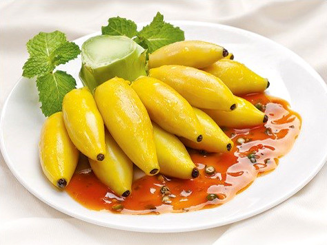 chuối, hạt nêm, nghệ, cà rốt, cắt phần, mực ống, trộn vào, dầu hào